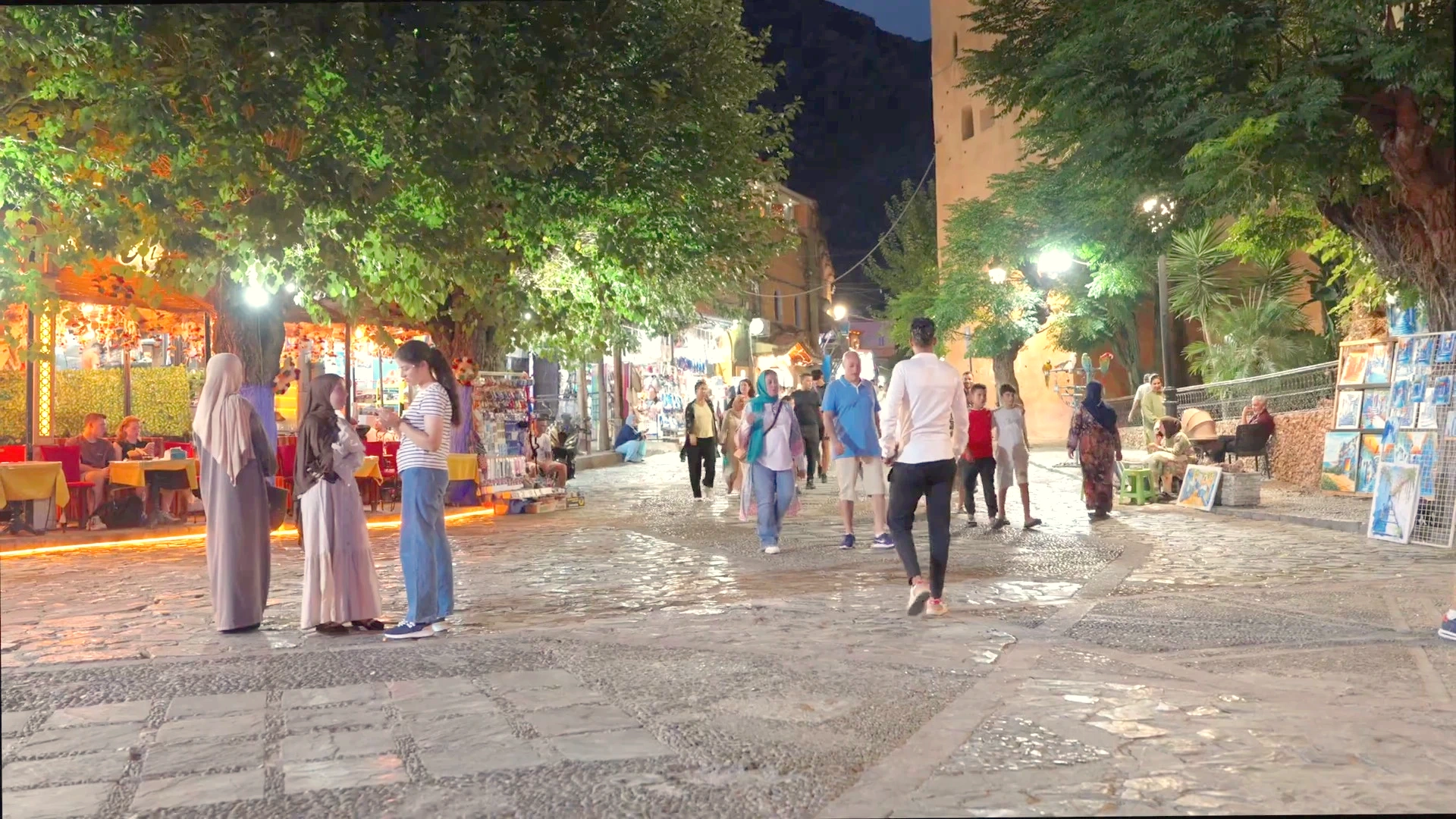 Chefchaouen Medina: Evening Square Commerce & Cobblestone Paths